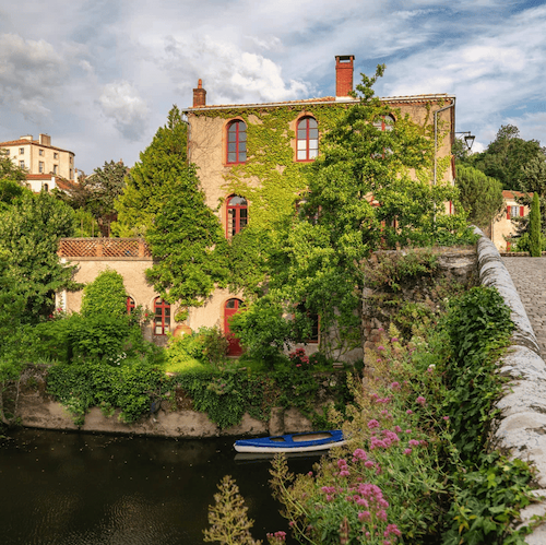 Découvrez les alentours de notre hôtel et notamment le riche patrimoine de la région..