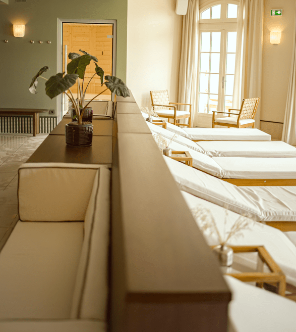 Salle de relaxation spa du Château de la Tour avec lits de repos et ambiance zen